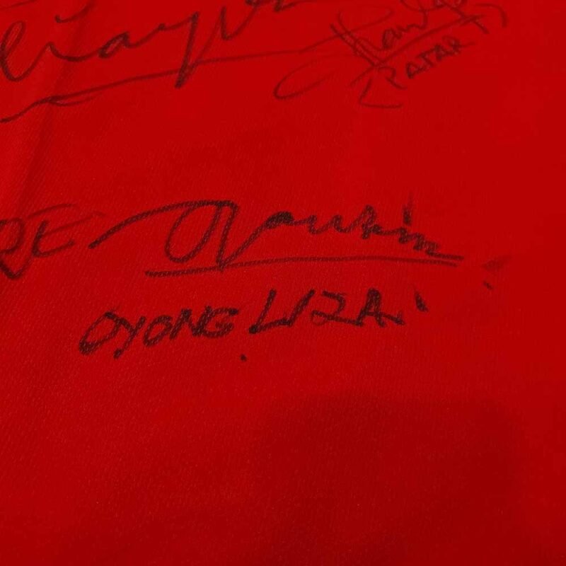 1981 INDONESIA HOME SHIRT SIGNED BY INDONESIA FOOTBALL LEGEND (NOT ORIGINAL) - Image 9