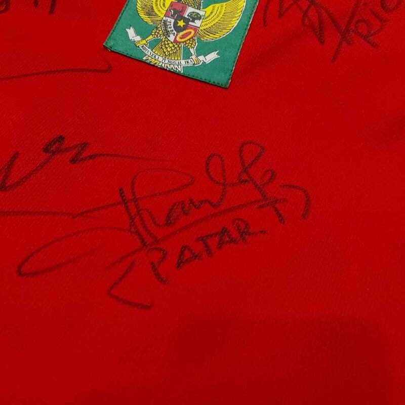 1981 INDONESIA HOME SHIRT SIGNED BY INDONESIA FOOTBALL LEGEND (NOT ORIGINAL) - Image 8