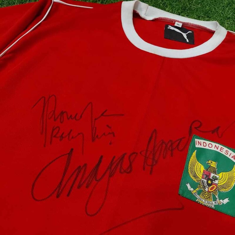 1981 INDONESIA HOME SHIRT SIGNED BY INDONESIA FOOTBALL LEGEND (NOT ORIGINAL) - Image 6