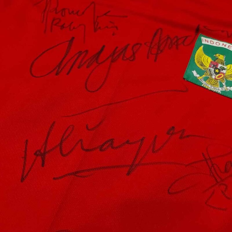 1981 INDONESIA HOME SHIRT SIGNED BY INDONESIA FOOTBALL LEGEND (NOT ORIGINAL) - Image 4