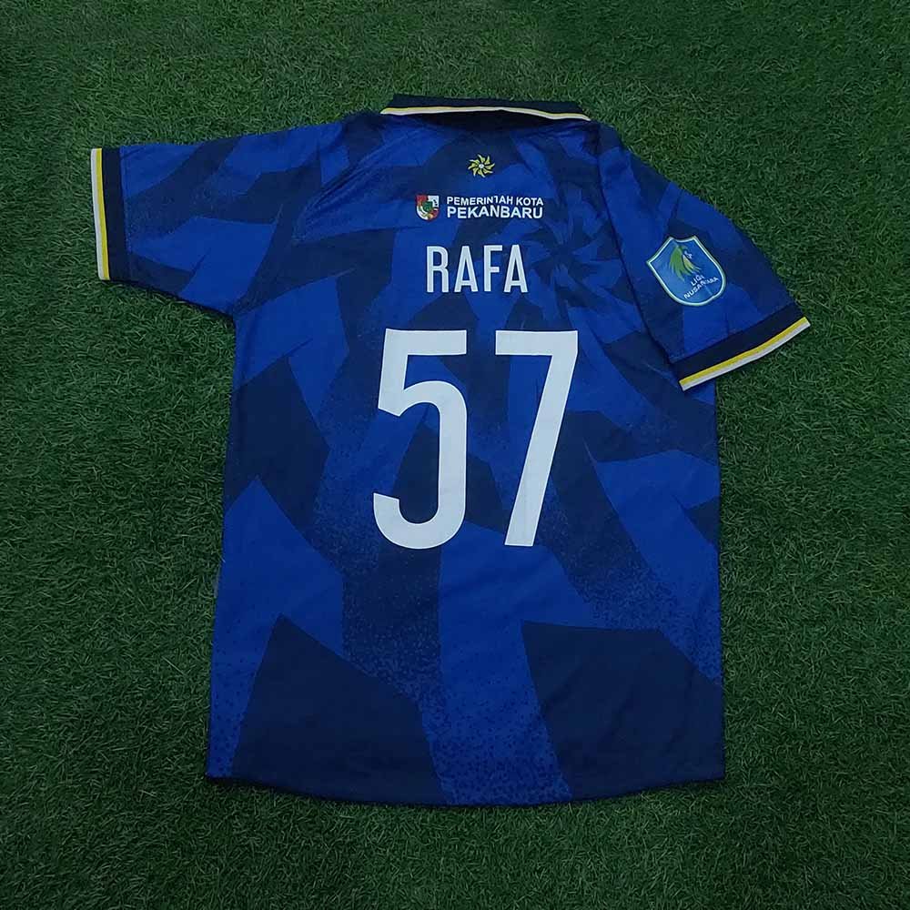 2025 – 26 PEKANBARU FC HOME MATCHWORN SHIRT RAFA ABDURAHMAN + SHORTS - Image 3