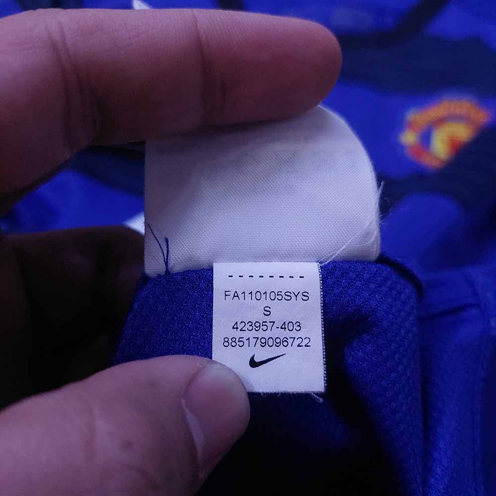 2011 – 12 MANCHESTER UNITED AWAY WOMENS SHIRT - Image 3